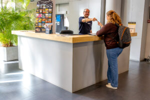 L'Hostel Van Gogh recrute une.e réceptionniste polyvalent.e